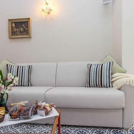 Diecisedici Amalfi Bilik gambar