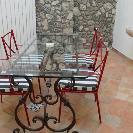 Diecisedici Amalfi Bilik gambar
