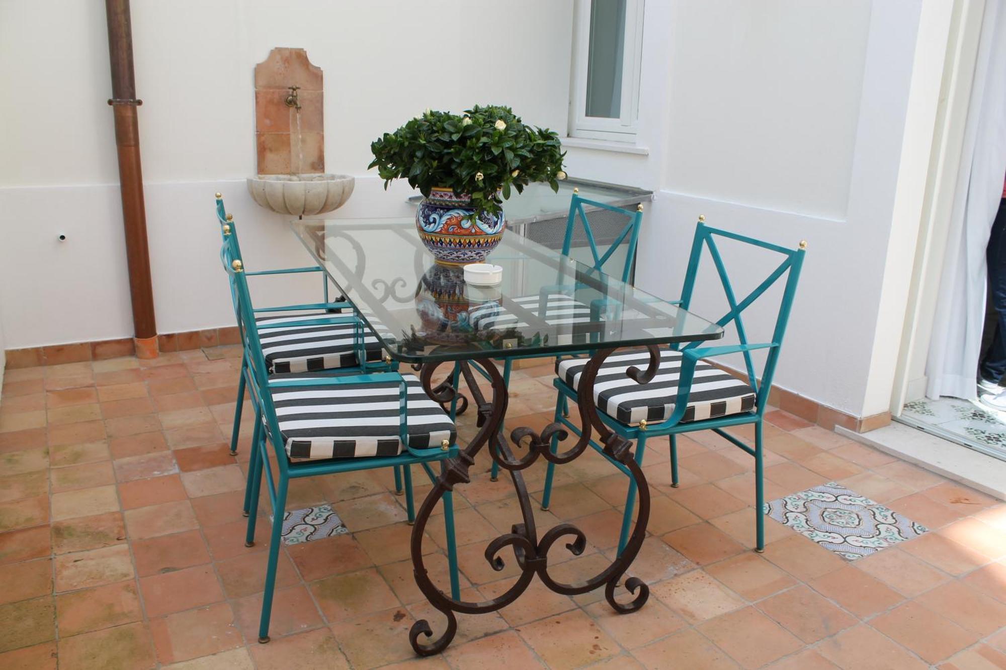Diecisedici Amalfi Bilik gambar
